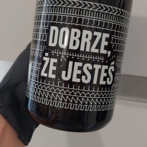 Czarny kubek "Dobrze że jesteś" dyskretny