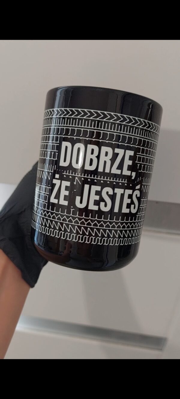 Czarny kubek "Dobrze że jesteś" dyskretny